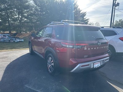 2024 Nissan Pathfinder SL