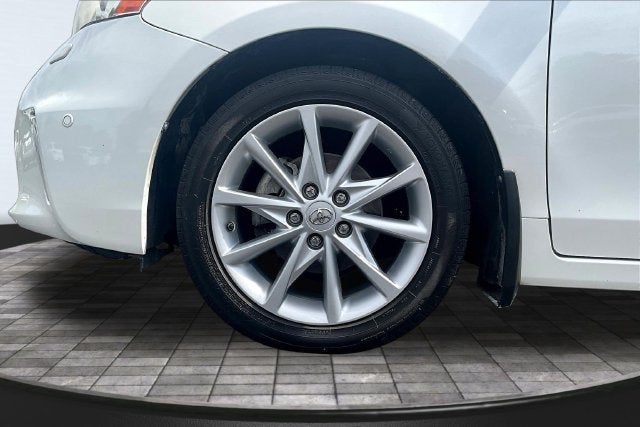 2014 Toyota Prius v Five